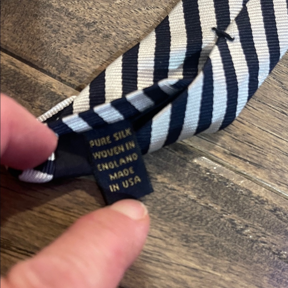 Brooks Brothers Classic Navy and White Diagonal Tie - Picture 4 of 4